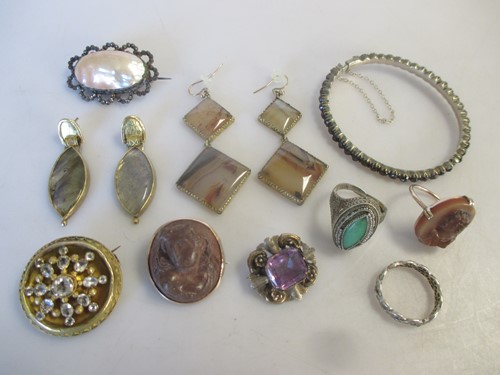 Lot 176 - A collection of jewellery including a stone...