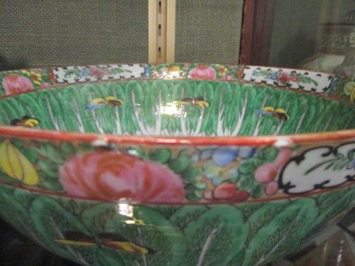 Lot 11 - A 20th century Cantonese bowl with repeated...