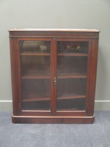 Lot 451 - A 20th century mahogany cabinet with a pair of...