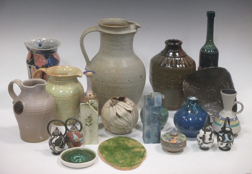 Lot 85 - A collection of Studio ceramics, including a...