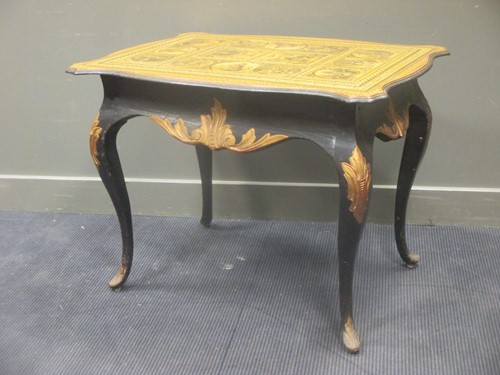 Lot 310 - An 18th century style Italian centre table, 72...
