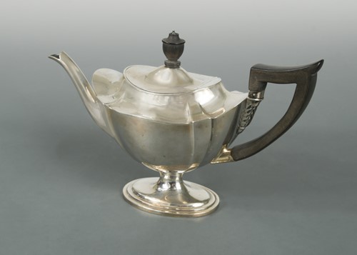 Lot 432 - An Edward VII silver teapot