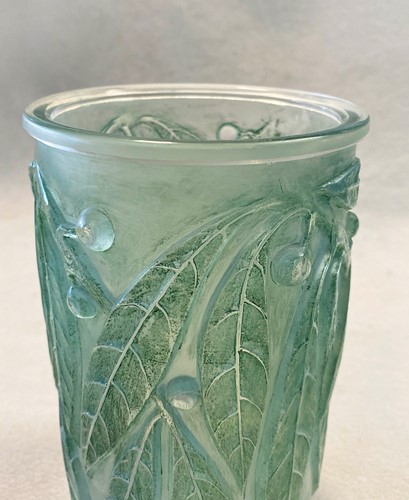 Lot 3 - Laurier, an R. Lalique opalescent and blue stained glass vase