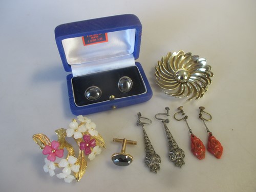 Lot 177 - A collection of costume jewellery including...