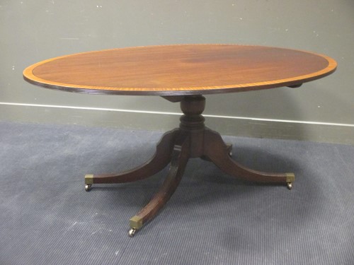 Lot 390 - A Regency style mahogany oval breakfast table,...