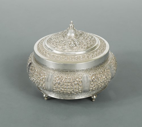 Lot 383 - An early 20th century Sri Lankan metalwares covered bowl