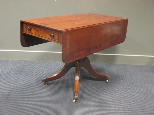 Lot 392 - A Regency crossbanded mahogany pembroke table,...