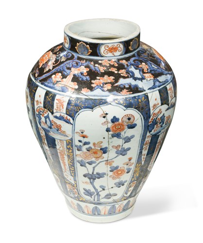 Lot 362 - A Japanese porcelain large porcelain vase, Genroku, circa 1700