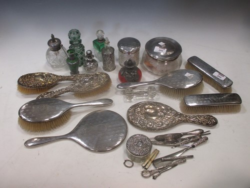 Lot 202 - A collection of mostly silver mounted dressing...