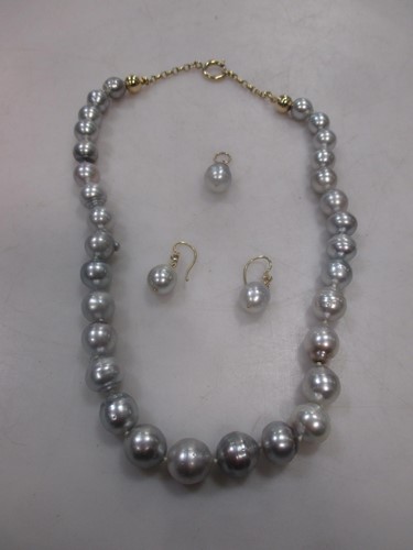 Lot 218 - A string of grey baroque pearls together with...