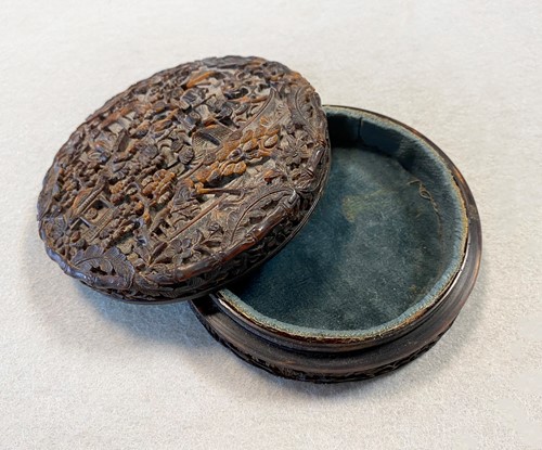 Lot 391 - A Chinese tortoiseshell circular snuff box and cover, 19th century