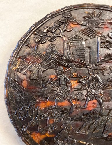 Lot 391 - A Chinese tortoiseshell circular snuff box and cover, 19th century