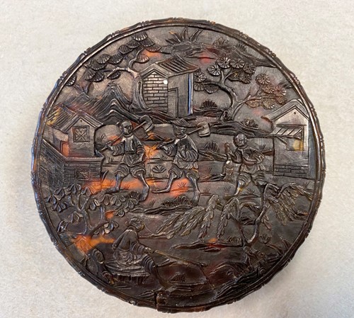 Lot 391 - A Chinese tortoiseshell circular snuff box and cover, 19th century