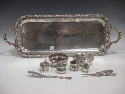 Lot 421 - Miscellaneous silver including a butter knife,...