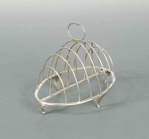 Lot 394 - A George III 18th century silver seven bar toast rack