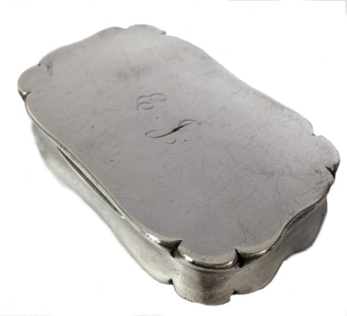 Lot 304 - A late Victorian silver snuff box