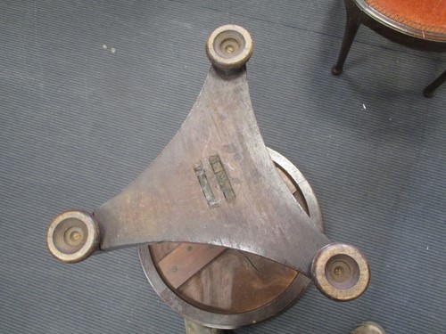 Lot 301 - A small Victorian circular pedistal table 70 x...