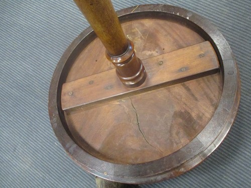 Lot 301 - A small Victorian circular pedistal table 70 x...