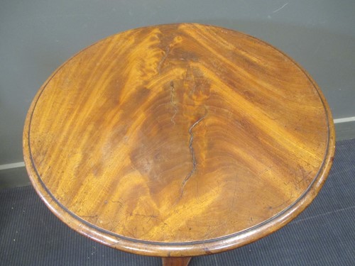 Lot 301 - A small Victorian circular pedistal table 70 x...