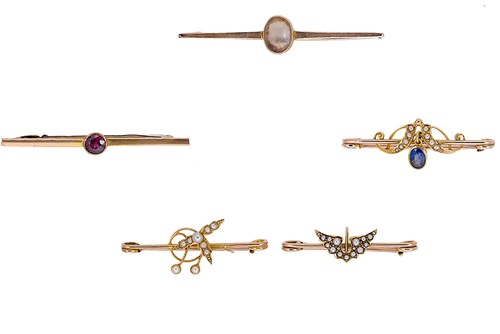 Lot 175 - A collection of five early 20th century bar brooches