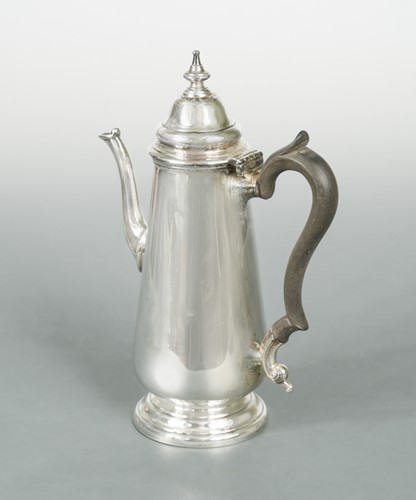 Lot 463 - A George V silver coffee pot