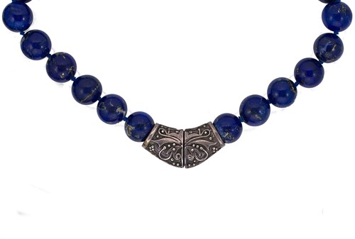 Lot 1 - A necklace of lapis lazuli beads