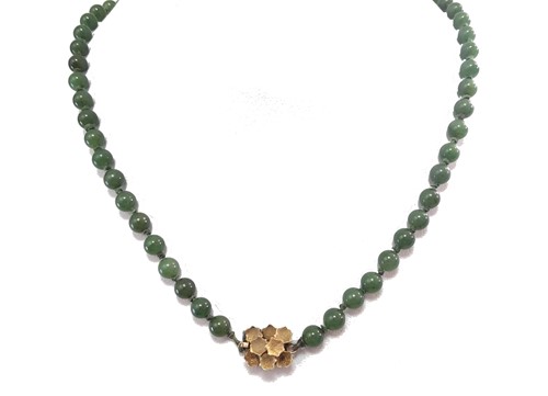 Lot 149 - A necklace of nephrite jade beads