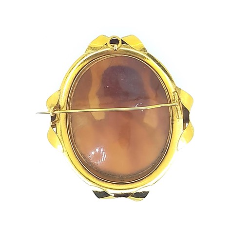 Lot 17 - A large Victorian shell cameo brooch