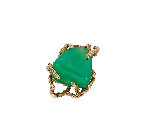 Lot 148 - An abstract chrysoprase dress ring