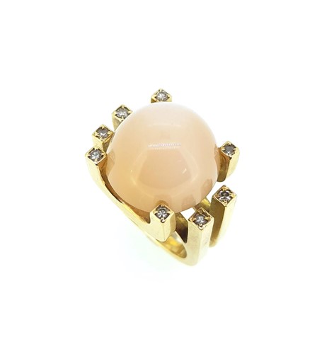 Lot 9 - A 'cats eye' chrysoberyl and diamond cocktail ring