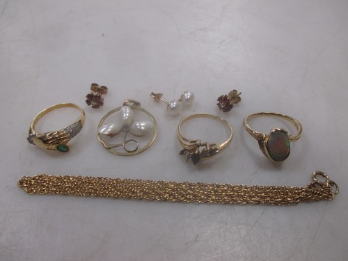 Lot 213 - A pendant and chain stamped '9ct' together...