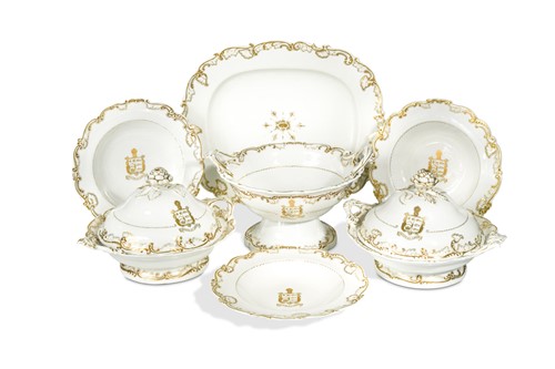 Lot 420 - An early 19th century Chamberlains Worcester armorial crested dinner service