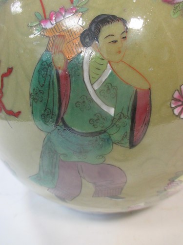 Lot 35 - A large pair of vintage Chinese Vases bearing...