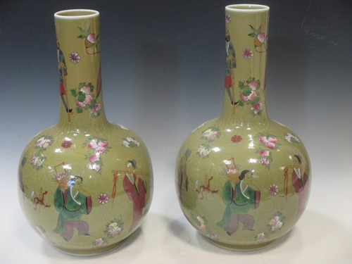 Lot 35 - A large pair of vintage Chinese Vases bearing...