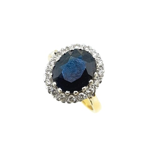 Lot 115 - An 18ct gold sapphire and diamond cluster ring