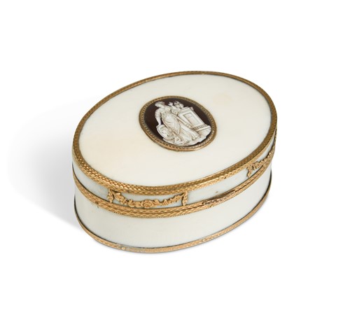 Lot 554 - A gold-mounted ivory snuffbox, circa 1790
