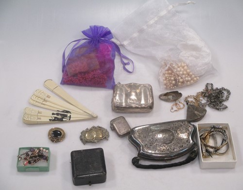 Lot 181 - A silver ladies purse, vesta case, cufflinks...
