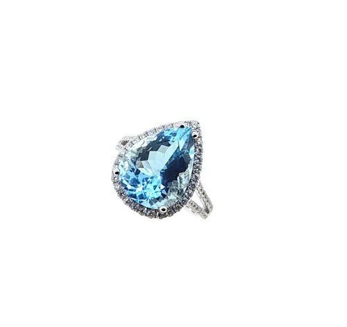 Lot 129 - A large aquamarine and diamond cocktail ring