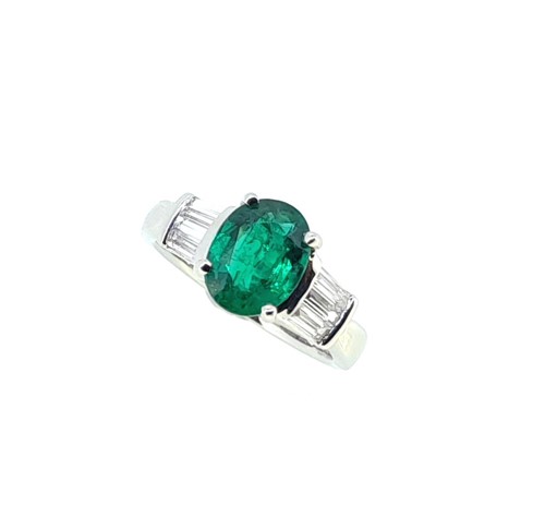 Lot 193 - An emerald and diamond ring set in platinum