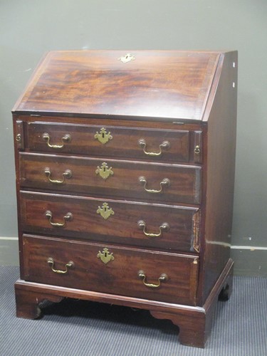 Lot 366 - A George III mahogany bureau of small...