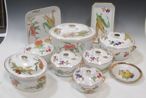 Lot 161 - An extensive Worcester Evesham pattern dinner...