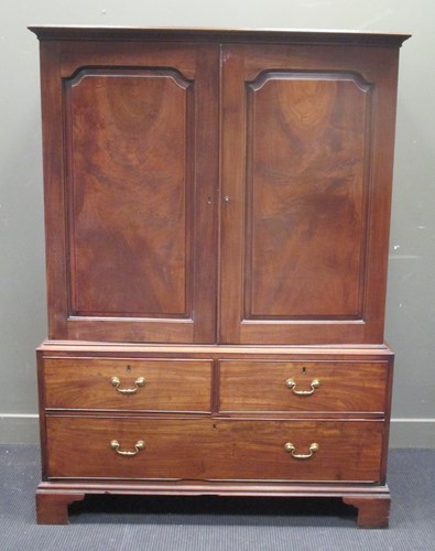 Lot 382 - An early 19th century mahogany dwarf linen...
