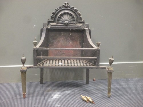 Lot 393 - A Victorian fire grate with brass finials 67cm...