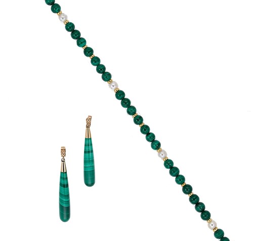 Lot 150 - A malachite and pearl bead necklace with a pair of ear pendants en-suite