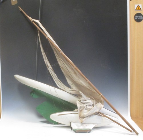 Lot 115 - Two pond yachts