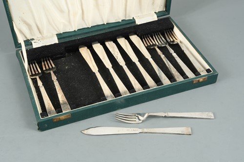 Lot 472 - A cased set of six pairs of 20th century silver fish eaters
