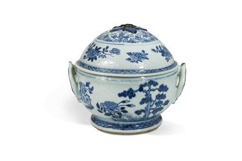 Lot 359 - A Chinese export blue and white porcelain tureen and domed cover, Qing Dynasty circa 1770-80