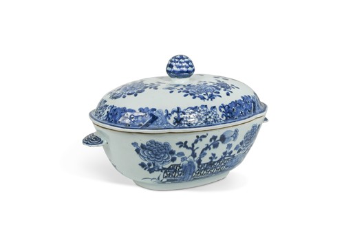 Lot 360 - A Chinese export blue and white tureen and cover, Qing, circa 1770-80