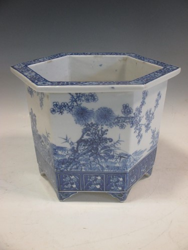 Lot 77 - A Japanese porcelain planter, circa 1910