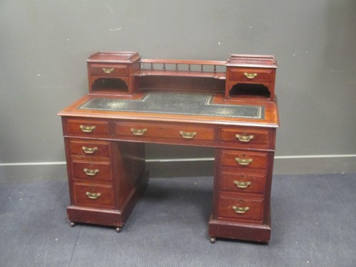 Lot 547 - Pedestal desk, 99 x 123 x 64cm